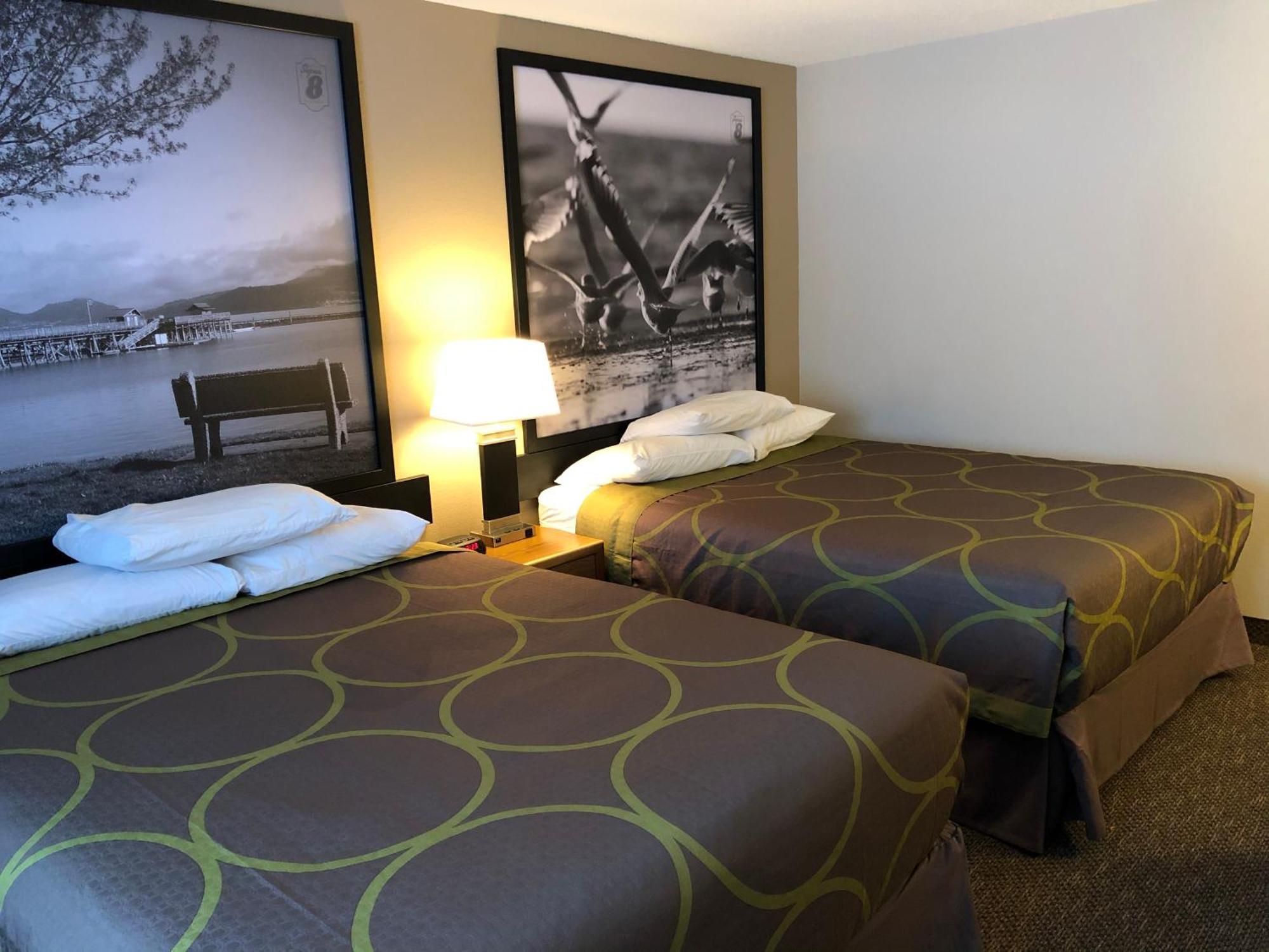 Super 8 By Wyndham Salmon Arm Exterior foto