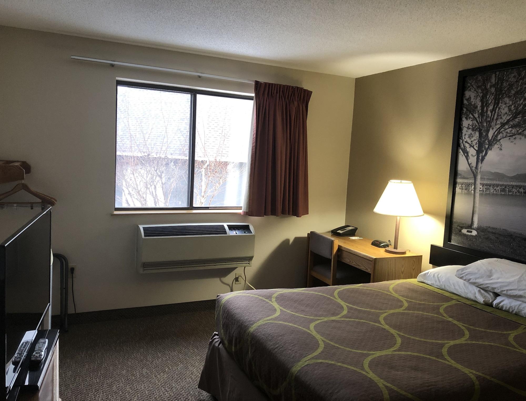 Super 8 By Wyndham Salmon Arm Exterior foto