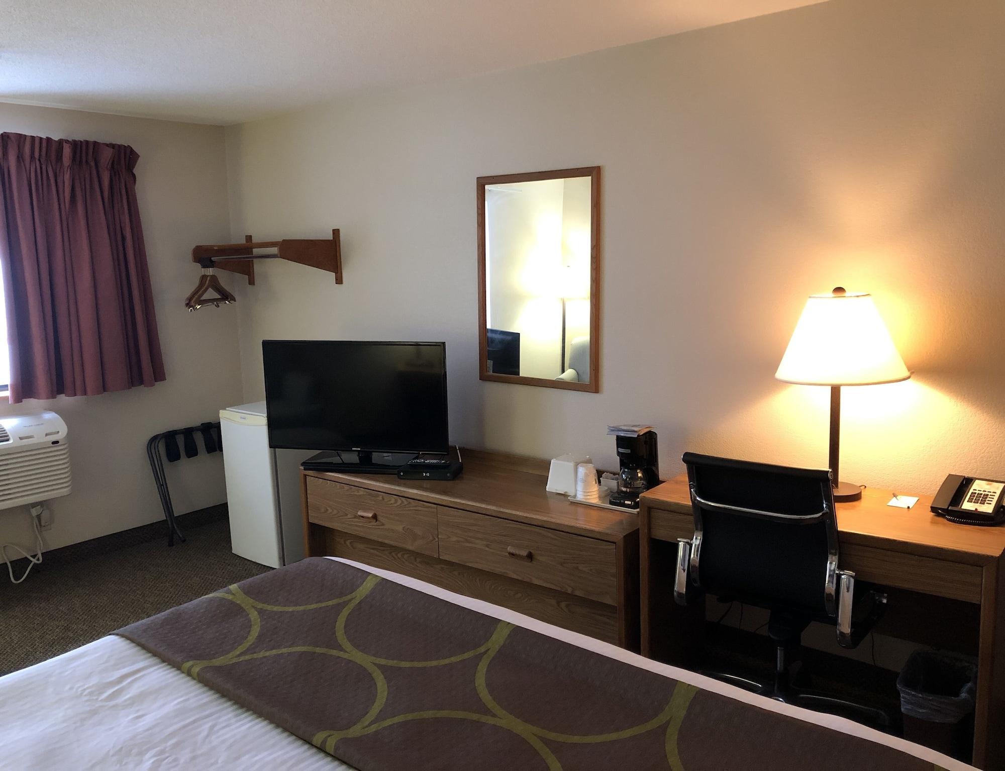 Super 8 By Wyndham Salmon Arm Exterior foto