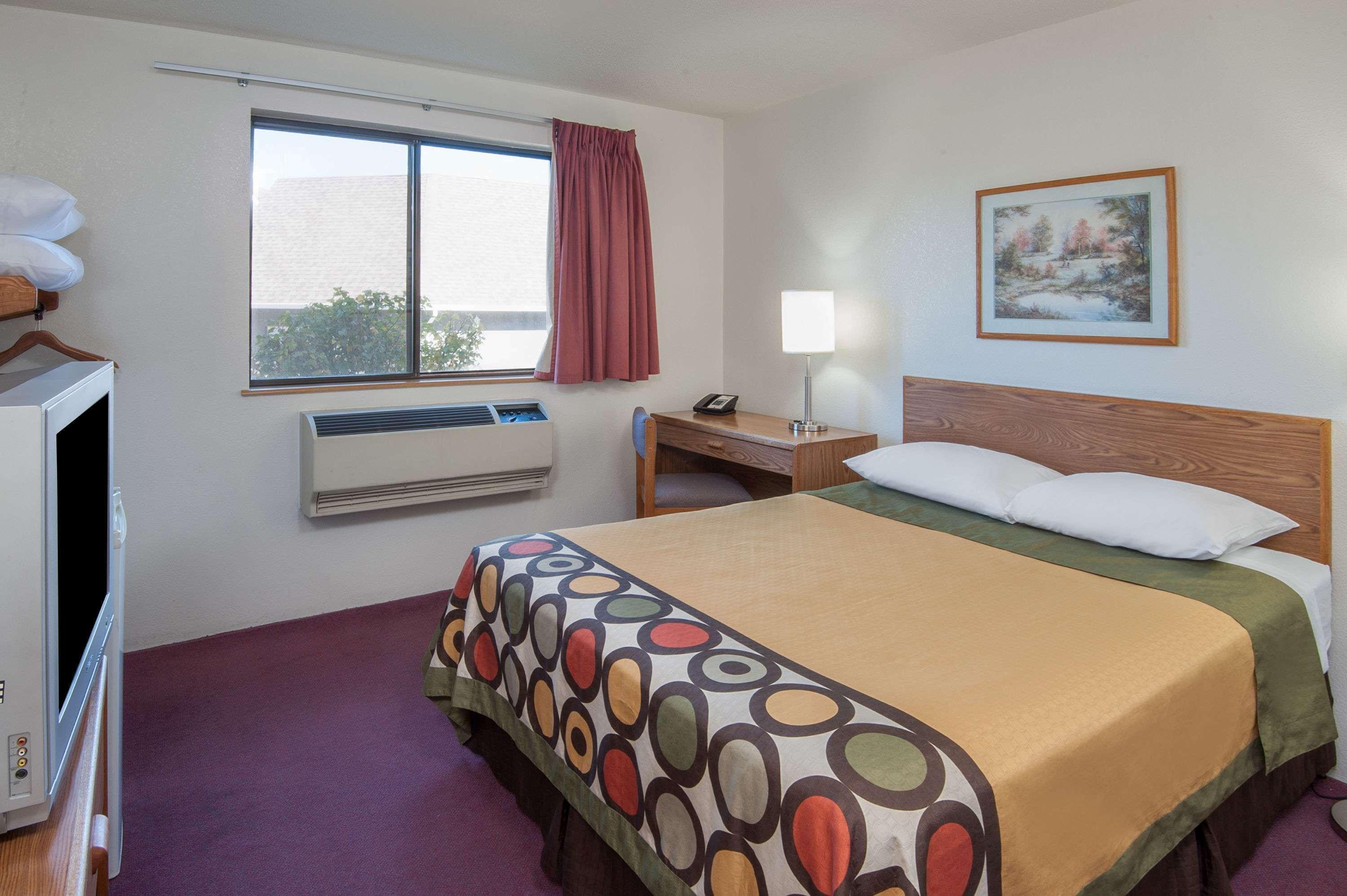 Super 8 By Wyndham Salmon Arm Exterior foto